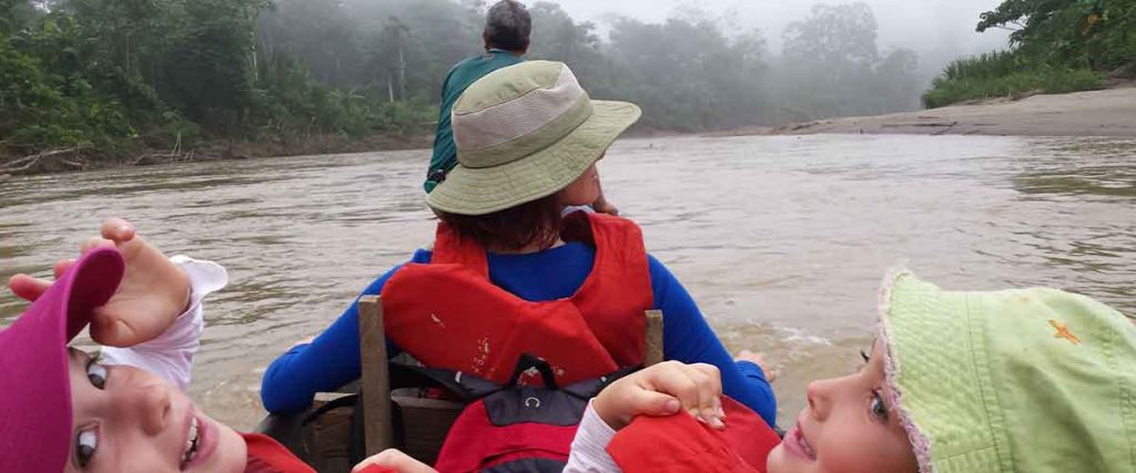 Turistas navegando en canoa, viajando al Yasuny 