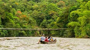 canoa viajando con turistas en la selva amazónica, puyo Pastaza 